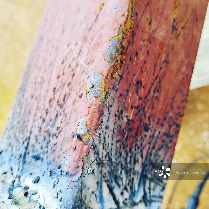 剥落的油漆和锈蚀的特写，展现出腐朽与鲜艳的色彩图片素材