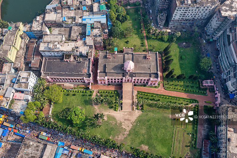 孟加拉国达卡，粉红宫殿阿桑曼齐尔的鸟瞰图，周围是城市景观和一个繁忙的市场图片素材