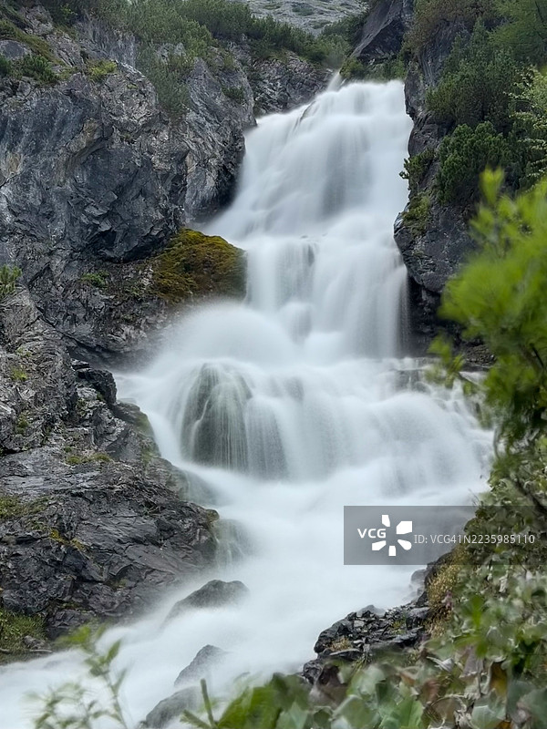 雄伟的瀑布穿过岩石森林景观图片素材