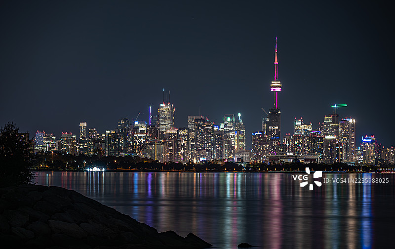 夜幕下，灯火辉煌的多伦多城市景观倒映在安大略湖上，多伦多，加拿大，怡陶碧谷图片素材