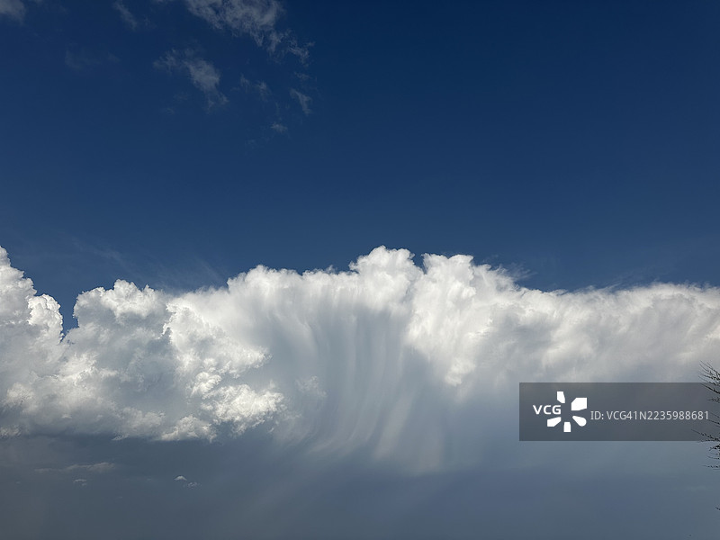 意大利深蓝天空下的卷云云层的戏剧性低角度视图图片素材