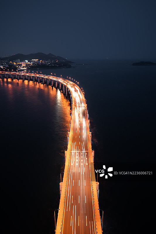 现代桥梁在夜间横跨海洋图片素材
