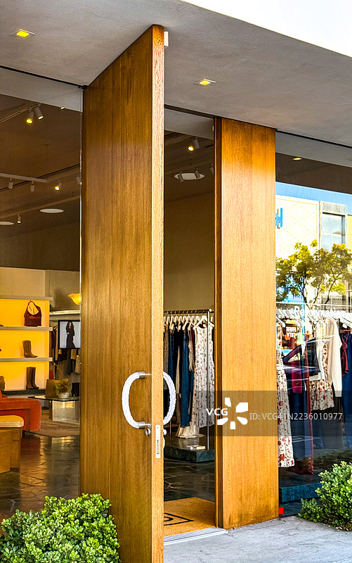 比佛利山庄零售店内的超大木门图片素材