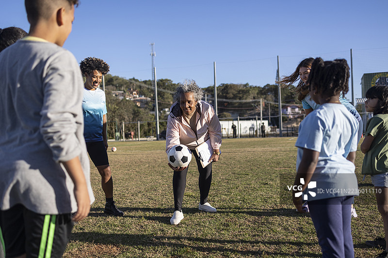 足球教练在足球训练中指导学生图片素材