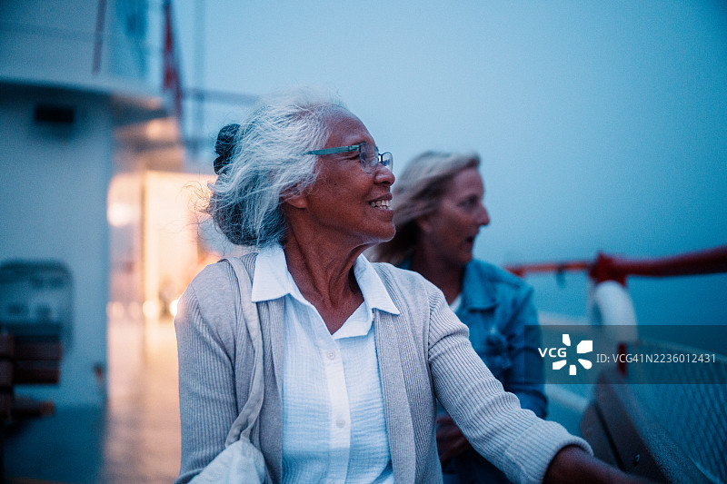 老年朋友们在缅因州享受傍晚的渡轮之旅图片素材