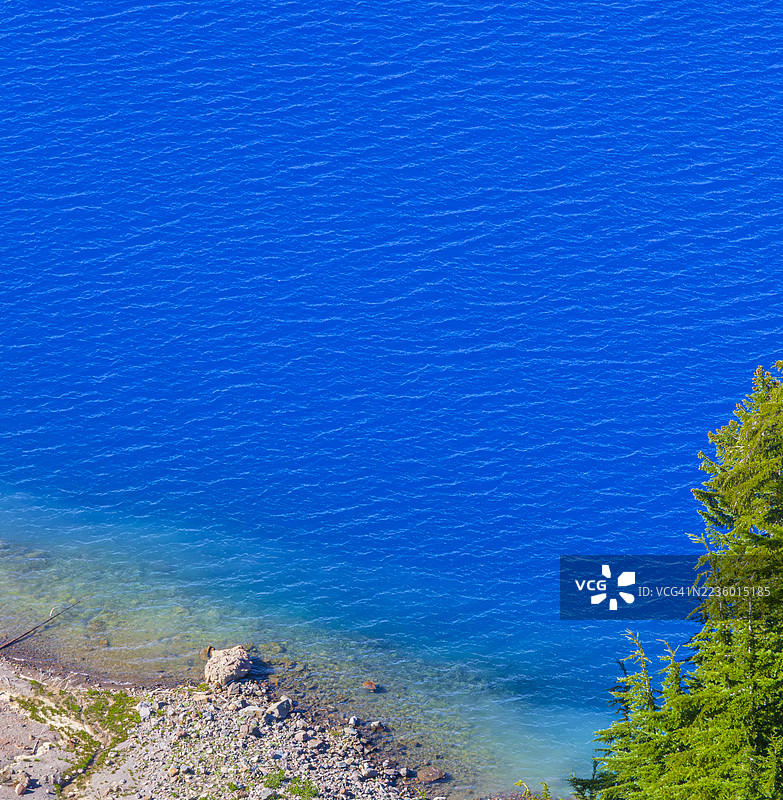火山口湖的蓝色水域图片素材