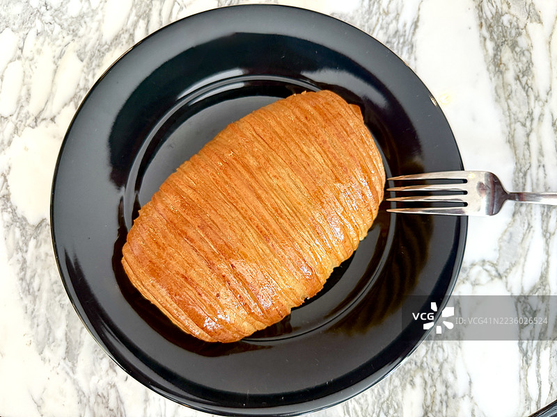 享用巧克力面包和一杯咖啡作为小吃时间。图片素材