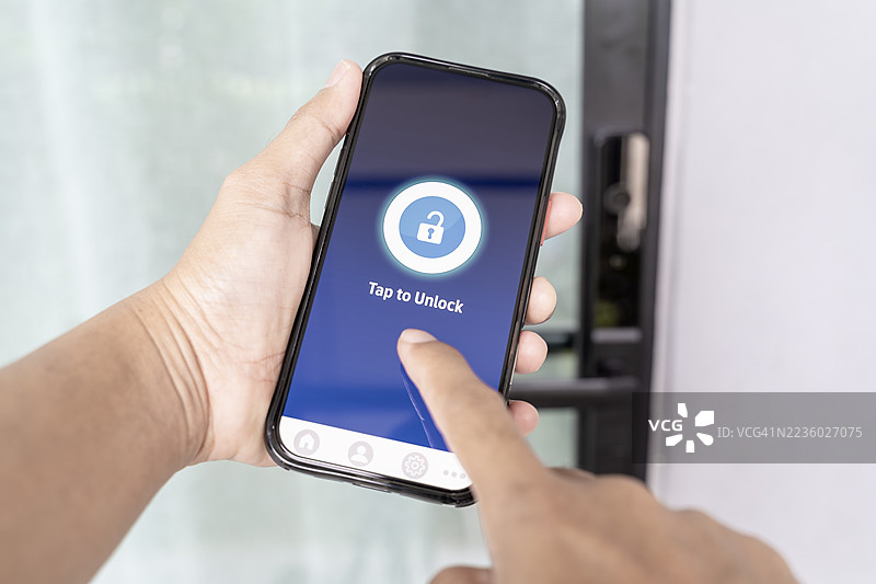 使用手机应用解锁智能家居门图片素材