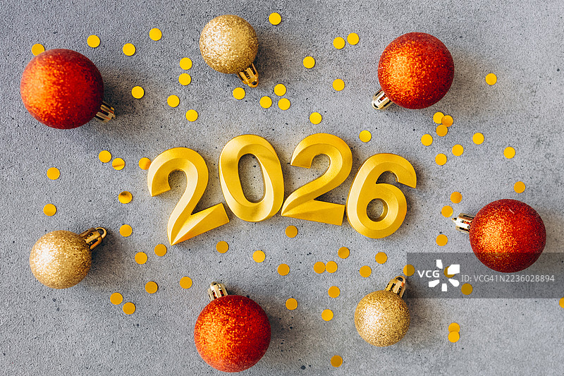 金色2026新年数字，带有节日装饰，背景为灰色。节日新年贺卡。俯视风格。图片素材