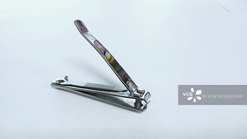 光亮的不锈钢指甲剪工具，理想用于健康、自我护理和个人美容主题图片素材