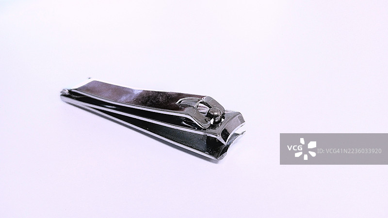 金属指甲刀孤立在干净的表面上，完美适用于美容、美甲和日常卫生概念图片素材