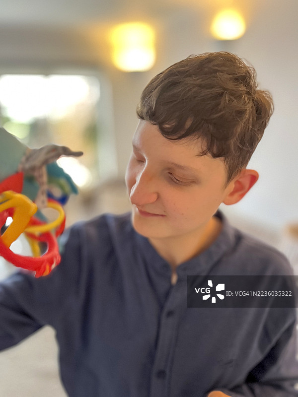 部分失明残疾男性的生活肖像图片素材