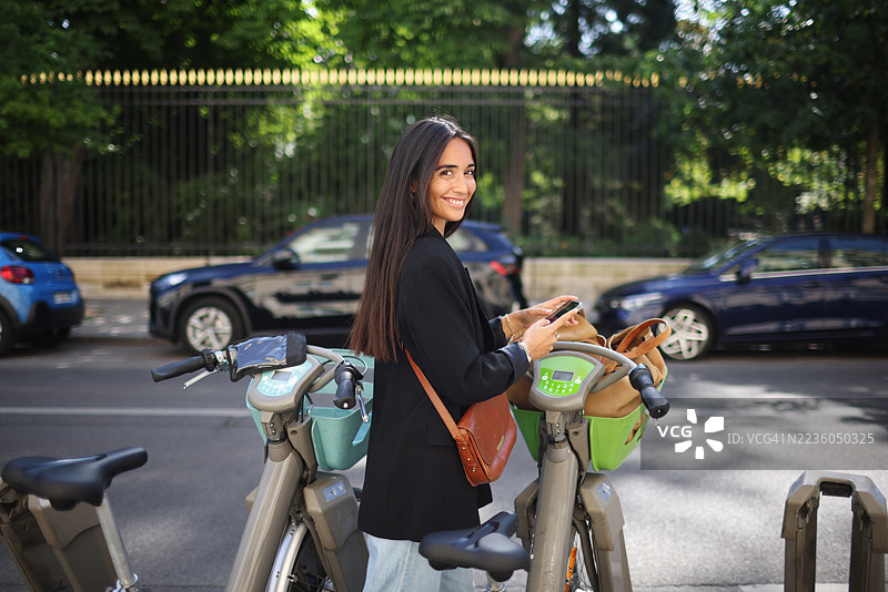 一位年轻的巴黎女性骑着Velib上班图片素材