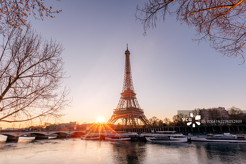日出时的埃菲尔铁塔和塞纳河，广角视图，法国巴黎图片素材