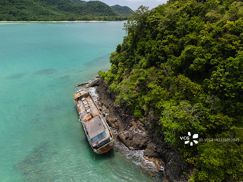 废弃的生锈船只在崎岖的海岸线上图片素材