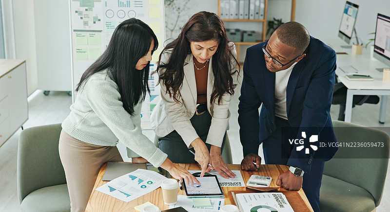 团队协作会议分析商业数据使用数字工具图片素材