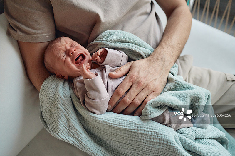 父亲手中哭泣的婴儿图片素材