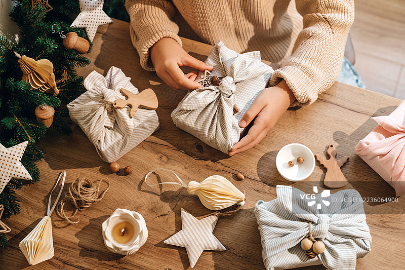 圣诞节的风呐包裹。零浪费理念。图片素材
