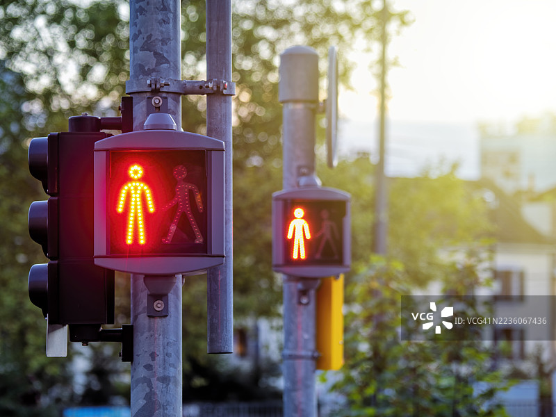 城市中的红灯与禁止行人通行的标志。图片素材