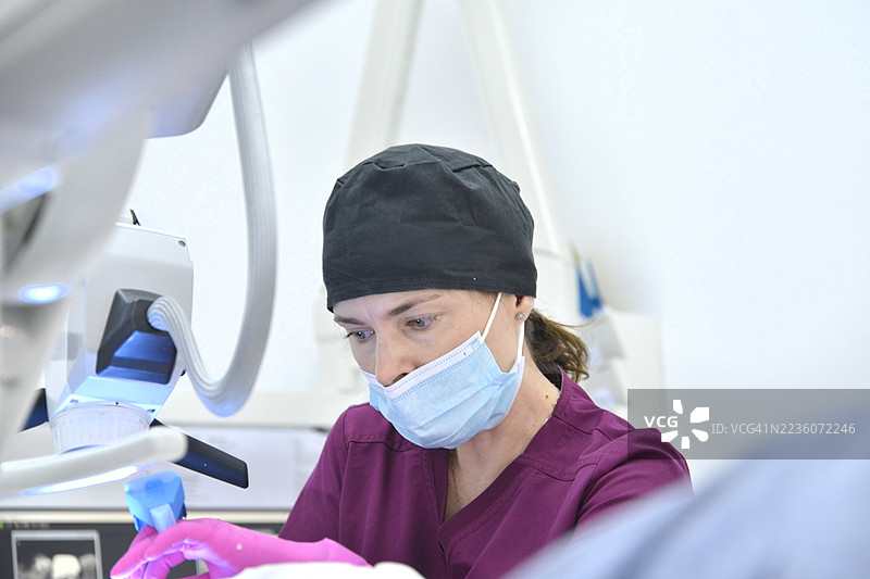 牙医在工作。图片素材