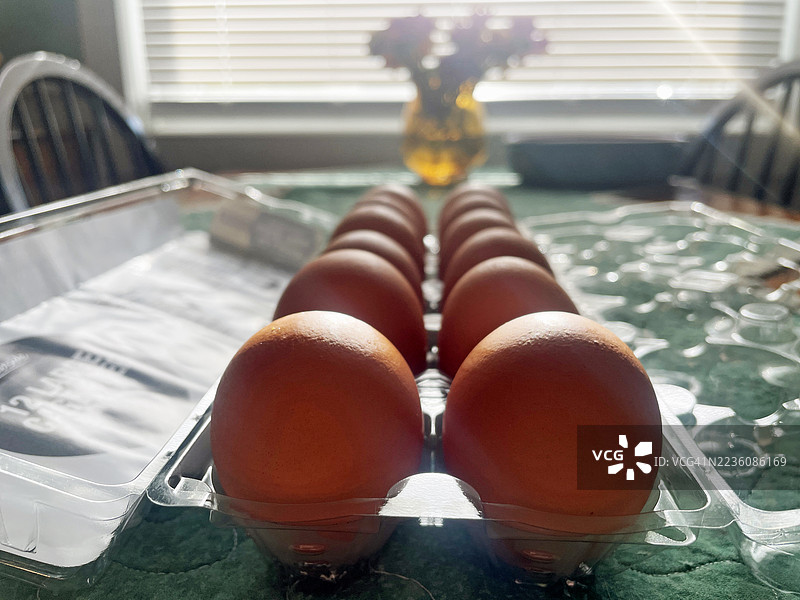桌子上的一打鸡蛋图片素材