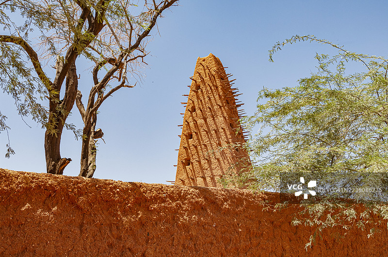 阿加德兹，古老的土坯风格清真寺尖塔图片素材