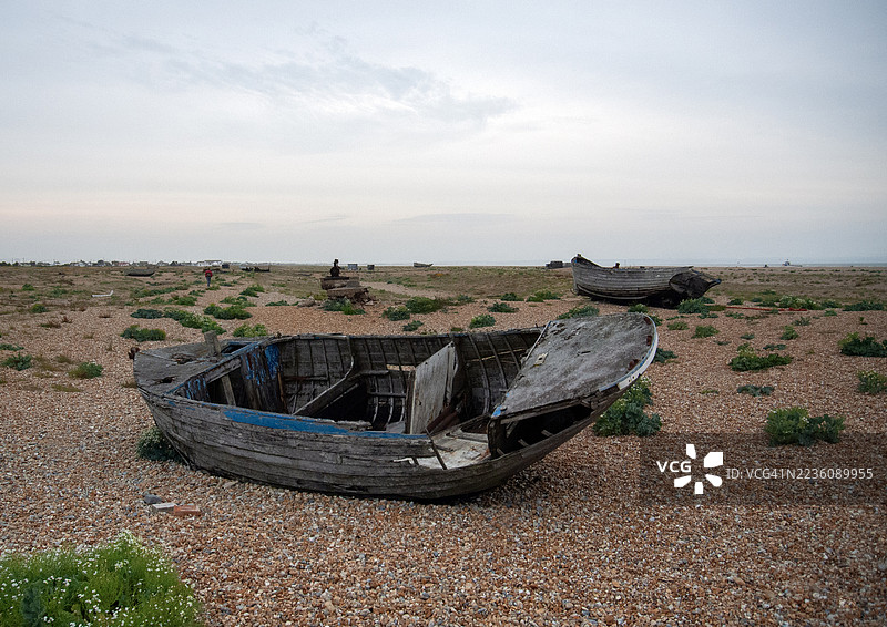 在丹吉尼斯海滩上腐朽的渔船图片素材