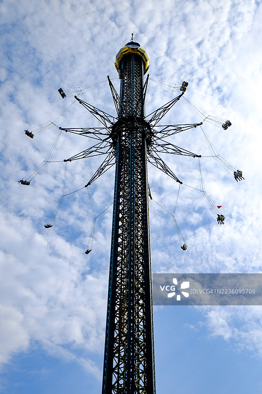 从低角度看普拉特塔与天空的景象图片素材