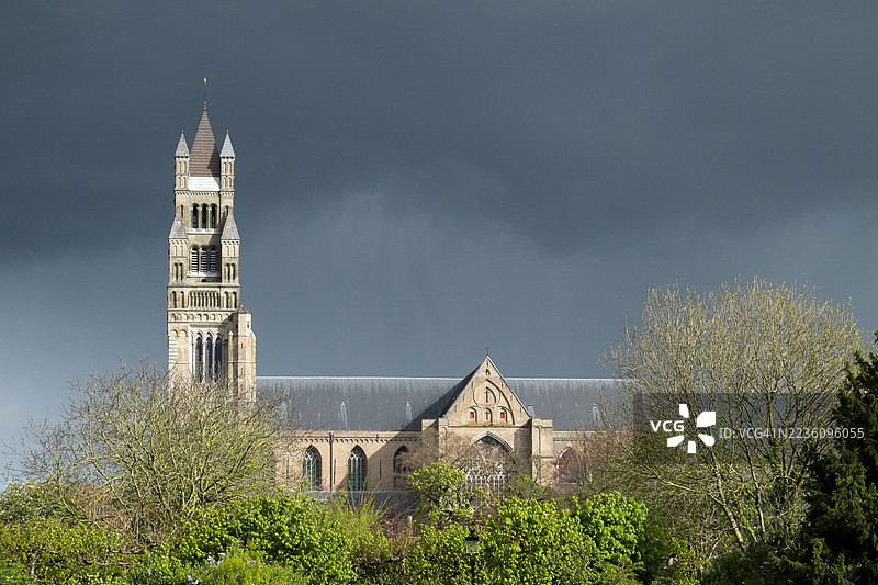 圣萨尔瓦多大教堂上空的暴风云图片素材