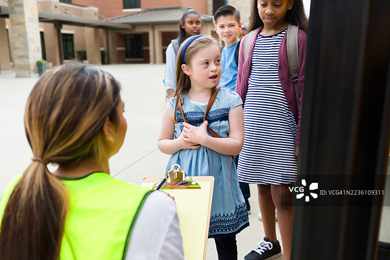 学校工作人员与小学生交谈图片素材