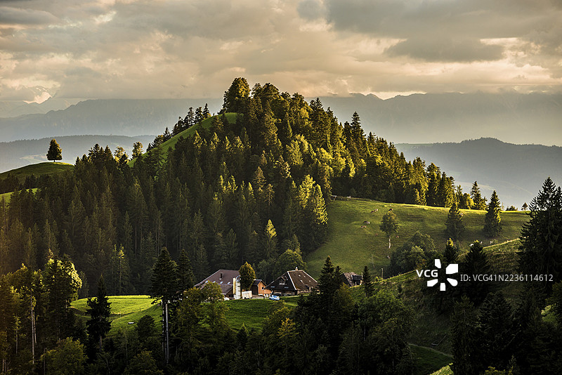 吕德伦阿尔卑斯的全景，日落，恩梅塔尔，伯尔尼州，瑞士图片素材