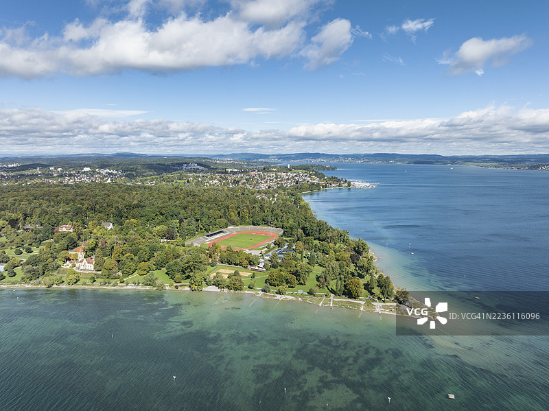 德国巴登-符腾堡州康斯坦茨区的康斯坦茨湖鸟瞰图，包含霍恩海滩、博登体育场和洛雷托森林。图片素材