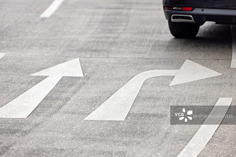 街道上的方向箭头图片素材