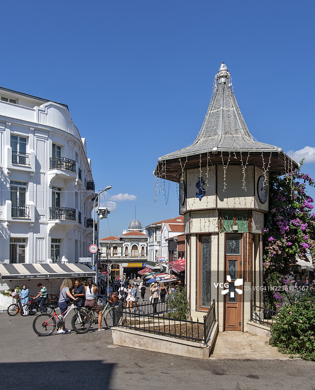 土耳其伊斯坦布尔的布尤卡达渡轮码头旁迷人的广场图片素材