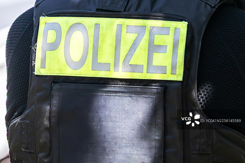 德国警察的防弹背心上的警察字母图片素材