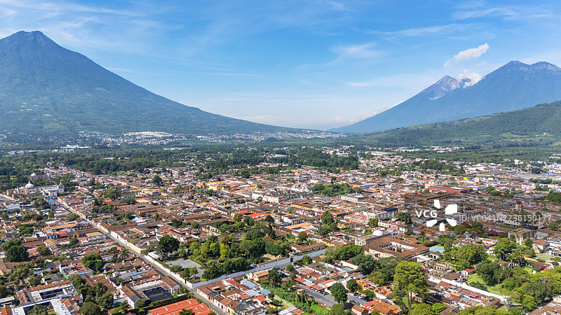 安提瓜瓜地马拉的鸟瞰图，背景是水火山和火山图片素材