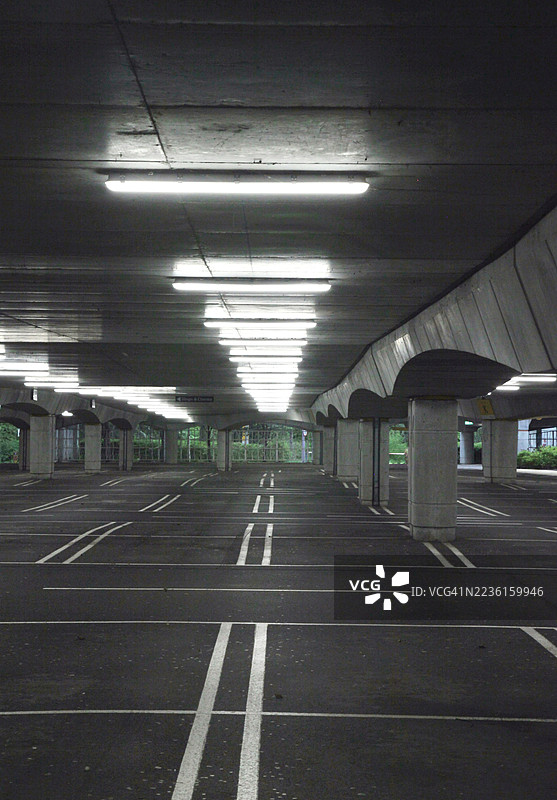 空荡荡的停车场图片素材