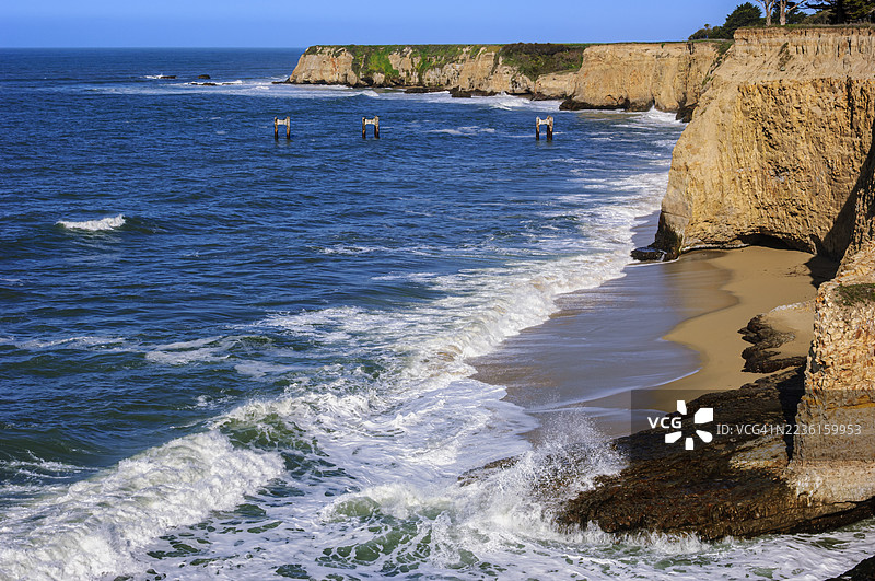 加州岩石海岸的海浪拍打声图片素材