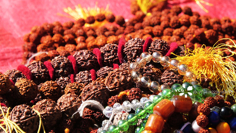 各种色彩斑斓的祈祷珠和鲁德拉克沙种子的特写，常用于冥想和灵性修行图片素材