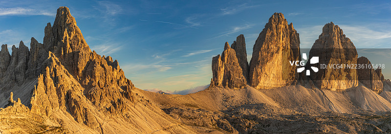 意大利多洛米蒂地区标志性的三峰山全景，在晴朗的蓝天下，日落时分，位于意大利的托布拉赫。图片素材