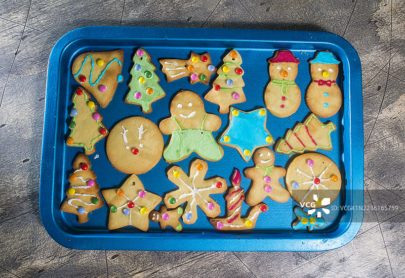 木桌上的圣诞饼干托盘图片素材