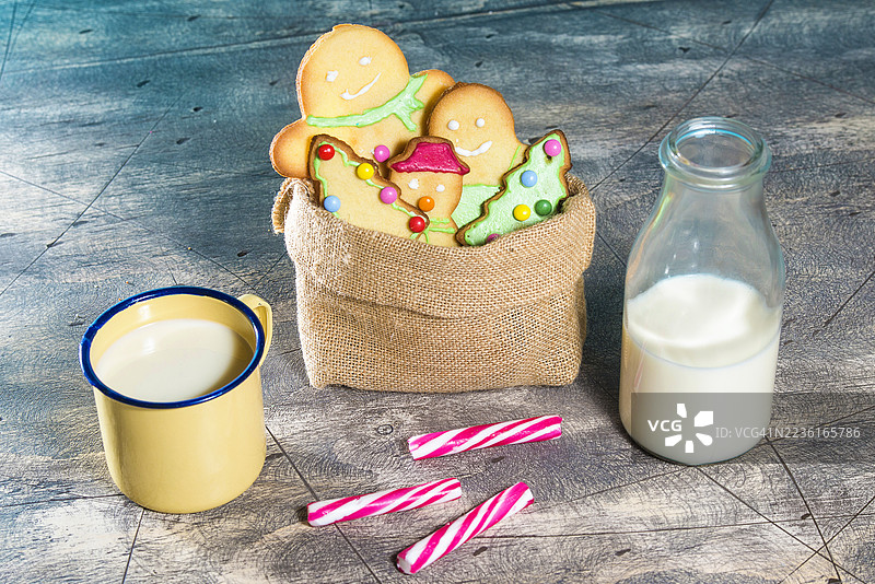 装满圣诞饼干和牛奶的袋子图片素材