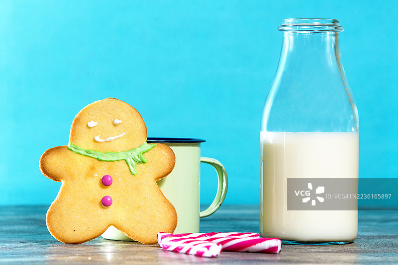 姜饼饼干和牛奶，背景为蓝色图片素材