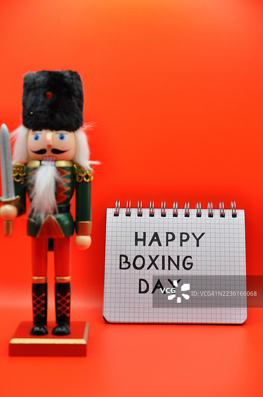 红色背景上的开心拳击日信息的胡桃夹子士兵雕像图片素材