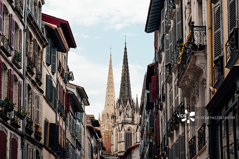 法国巴约讷，欧洲城市历史建筑和教堂尖顶的低角度视角图片素材