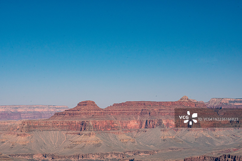 雄伟的沙漠景观，层叠的岩石形成在晴朗的蓝天下，展现了自然的广阔，弗拉格斯塔夫，美国，国家公园基金会大峡谷图片素材
