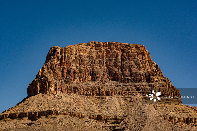 雄伟的岩石形成在晴朗的蓝天下，展示了地质层和自然的广阔，弗拉格斯塔夫，美国，国家公园基金会大峡谷图片素材