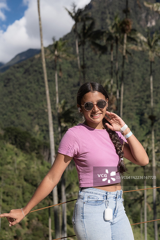 年轻女性微笑着享受在山中的假期图片素材