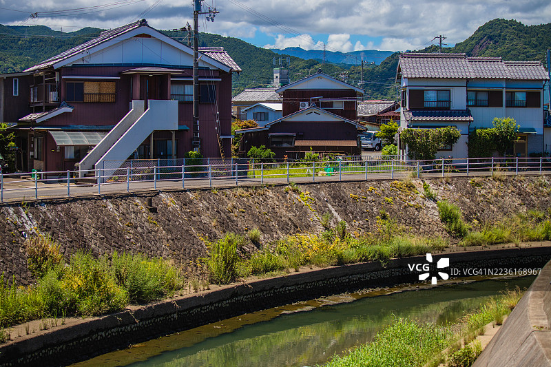 日本新宫乡村山区河边的传统日本房屋图片素材