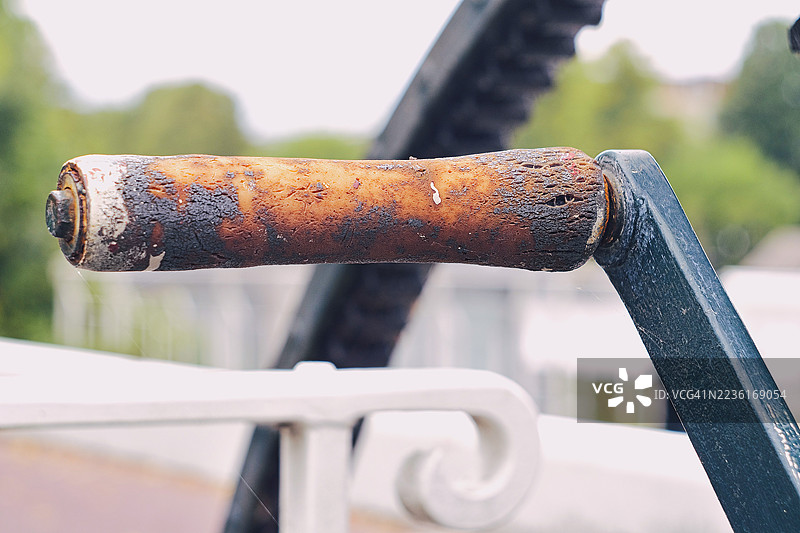 生锈的金属把手特写，显示出衰退和老化的迹象图片素材